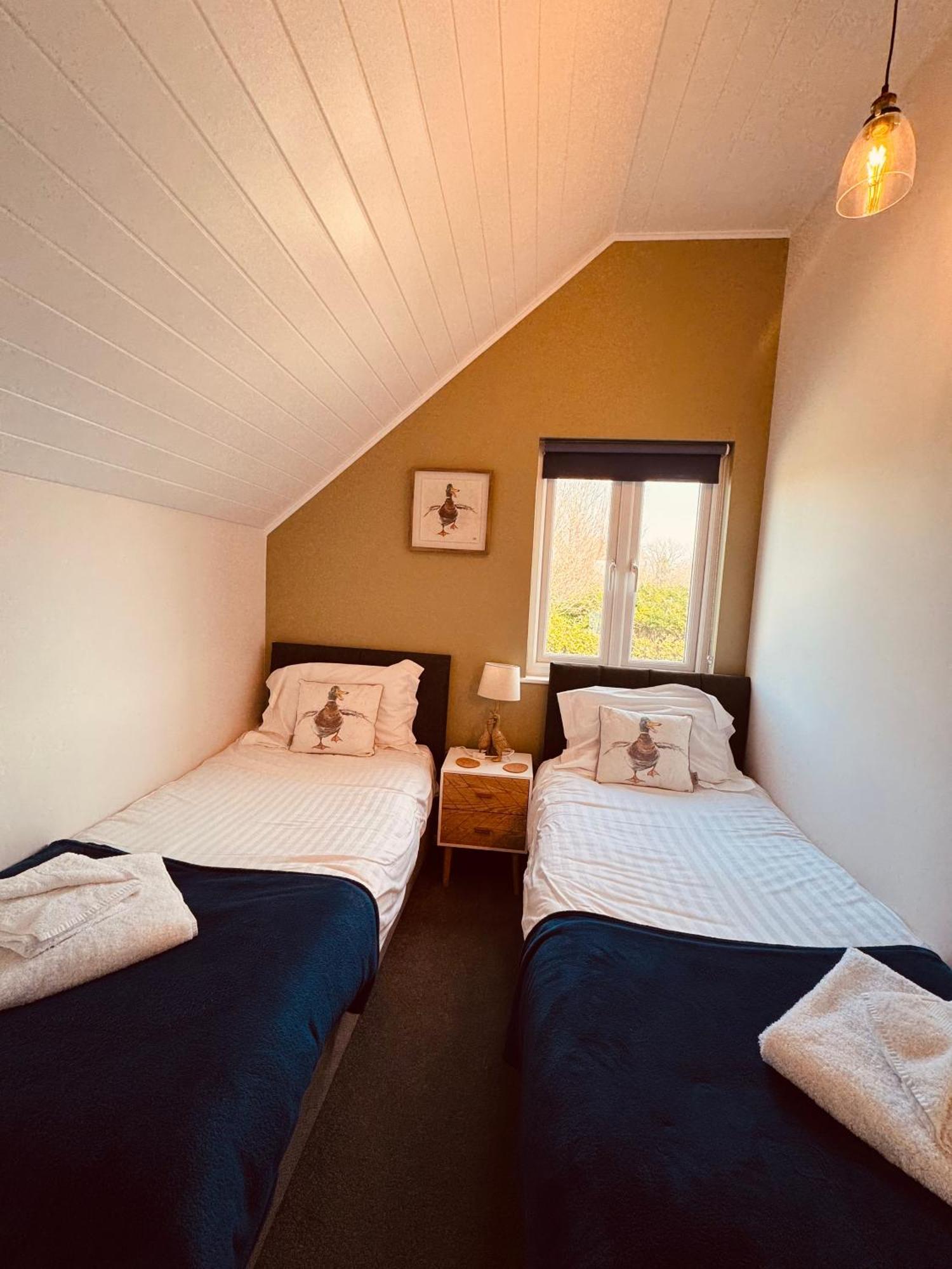 Cotswolds Lakeside Lodge - Nesbitt'S Nest Южен Сърни Екстериор снимка